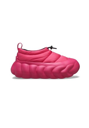 Hellrosa gepolsterter Schlupfschuh mit dicker, strukturierter Sohle und verstellbarem Schnürstopper oben, von der Seite auf weißem Hintergrund betrachtet.