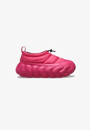 Chaussure slip-on rembourrée rose vif avec semelle épaisse et texturée et lacet réglable à bascule sur le dessus, vue de côté sur fond blanc.