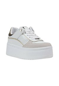 Sneaker platform bianco con un mix di materiali lisci e scamosciati, dettagli dorati, dettagli perforati e una suola spessa bianca.