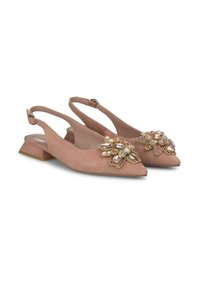 Slingback schoenen in blush suède met een spitse neus en een kleine blokhak, voorzien van bloemige versieringen met edelstenen en metallic accenten.