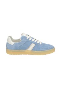 Lichtblauwe suède sneaker met witte veters, witte hiel en zijstreep, en een halftransparante beige rubberen zool.