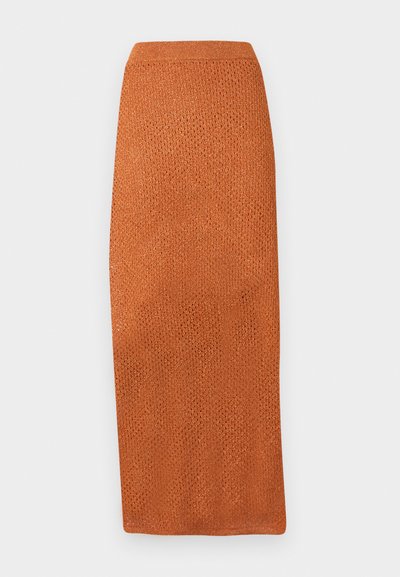 Rozsda narancsszínű midi szoknya texturált kötött mintával és egyenes sziluettel, egyszínű háttéren.