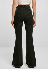 Urban Classics HIGH WAIST - Traperice krojene za nošenje s čizmama - black washed