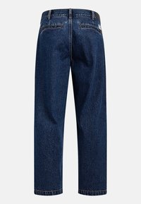 Jean en denim bleu foncé avec une coupe droite, deux poches arrière, des coutures contrastées et une étiquette en cuir à la taille.
