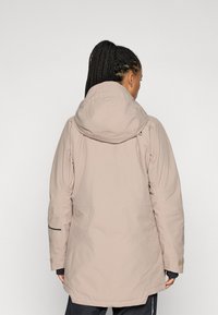 Beige isolert jakke med hette, med en glatt tekstur, sidelommer og justerbare mansjetter. En enkel, praktisk design.