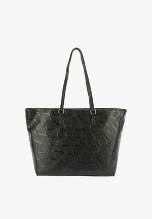 Černá taška typu tote s embosovaným vzorem loga, hladkou texturou, prodlouženými úchyty a otevřeným horním designem. Má stříbrné kovové doplňky.
