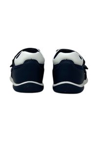 Scarpine da bambino blu navy con dettagli bianchi, materiale sintetico liscio, cinturini elasticizzati e marchio Geox sul tallone.