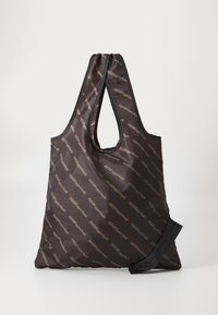 Könnyű, szintetikus anyagból készült fekete táska, amelyen a „H2OFagerholt” logó minta ismétlődik. A fülök dupla hurkos kialakításúak a könnyű hordozhatóság érdekében.