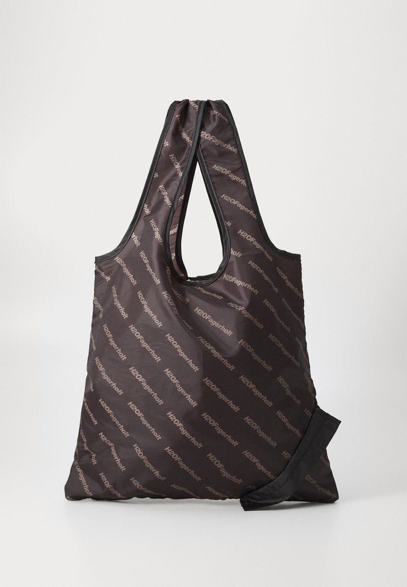 Könnyű, szintetikus anyagból készült fekete táska, amelyen a „H2OFagerholt” logó minta ismétlődik. A fülök dupla hurkos kialakításúak a könnyű hordozhatóság érdekében.