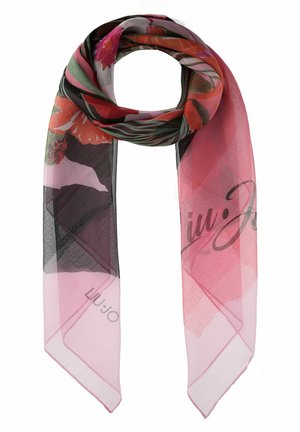 Lekki różowy szalik z czerwono-zielonymi kwiatowymi wzorami, czarnymi akcentami oraz napisem „Liu Jo”, ułożony w pętlę z dwoma zwisającymi końcami.
