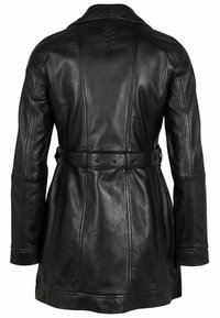 Zwarte leren jas met een tailleceintuur, lange mouwen en gedetailleerde stiksels. Gladde textuur met een nauwsluitende pasvorm en achternaad accenten.