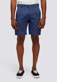 Pantaloni corte blu navy realizzati in tessuto leggero con taglio dritto, dotati di tasche laterali e chiusura con bottone in vita.