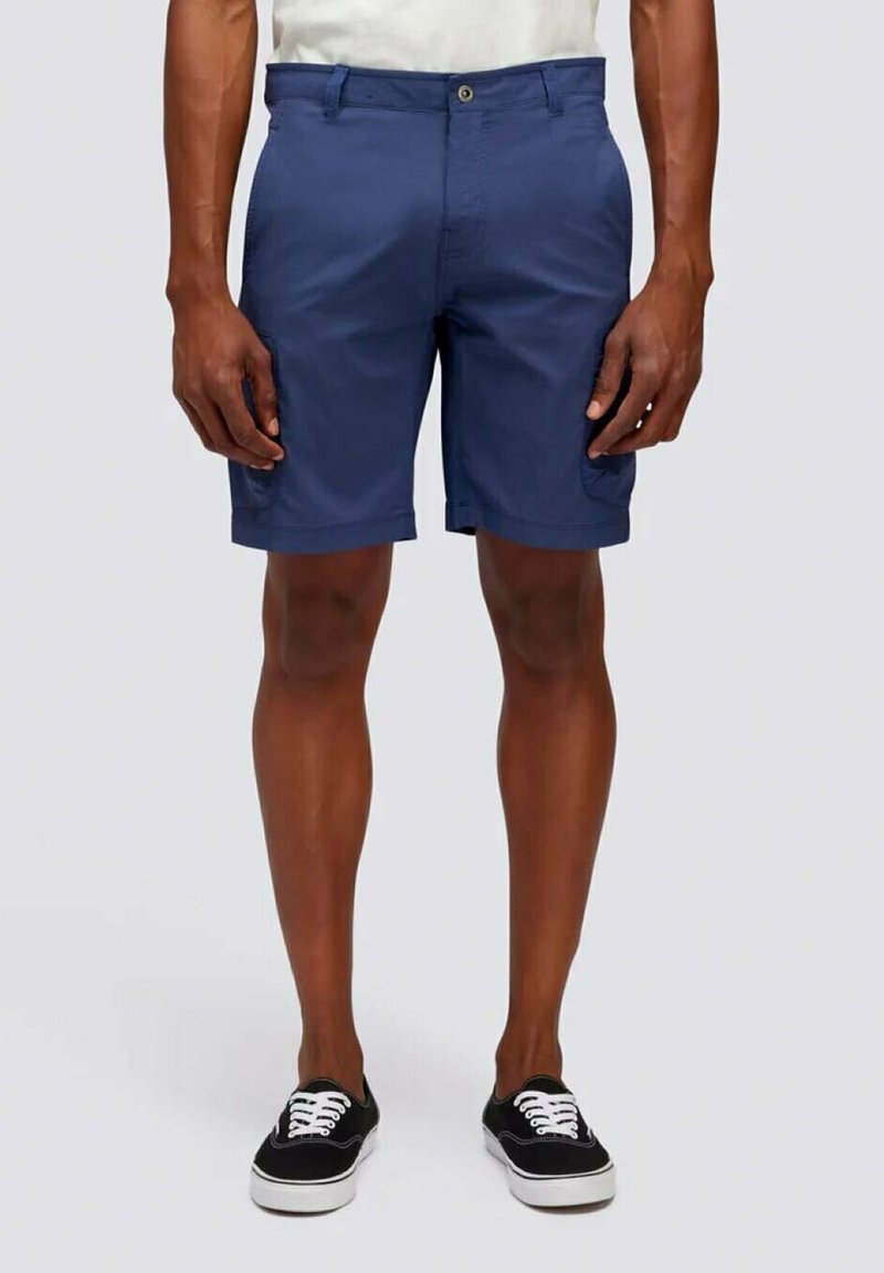 Pantaloni corte blu navy realizzati in tessuto leggero con taglio dritto, dotati di tasche laterali e chiusura con bottone in vita.