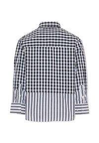 Czarna i biała koszula w kratę z połączeniem wzorów gingham i pasków, z długimi rękawami i klasycznym kołnierzem.