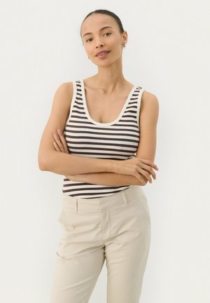 Un débardeur rayé marron et crème avec un large décolleté, associé à un pantalon beige clair ; le tissu semble lisse et ajusté.