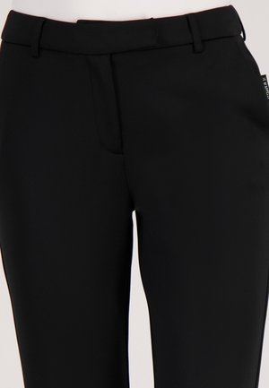 Zwarte slim fit broek met riemlussen, verborgen sluiting aan de voorkant en een klein stoffen label op de rechter zijnaad.