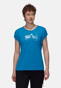 Blå kortärmad T-shirt i mjukt tyg, med en vit bergsgrafik och varumärkeslogotyp på framsidan. Avslappnad passform.