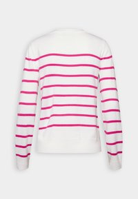 Maglione bianco a maniche lunghe con righe orizzontali rosa, scollatura rotonda e una texture morbida. La vista dal retro mostra il design complessivo.