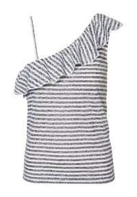 En axelbandslös blus med en volangkrage, prydd med växlande tunna grå och vita horisontella ränder. Tillverkad av ett lätt material.