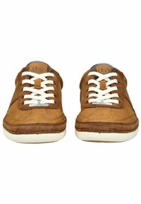 Scarpe in pelle marrone con lacci bianchi, punta arrotondata, dettagli testurizzati e suole in gomma a contrasto, con un logo sulla linguetta.