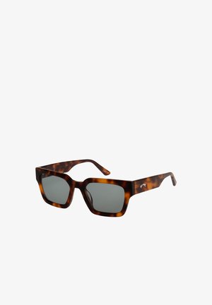 Gafas de sol rectangulares carey con montura gruesa y lentes oscuras, con un pequeño logo blanco en la patilla.