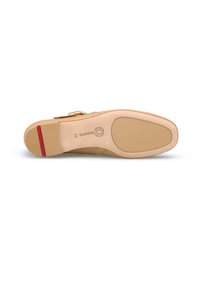 Scarpa in pelle beige con una texture liscia e un tacco basso, caratterizzata da una fibbia in metallo dorato e un logo stampato sulla suola, accentuata da un dettaglio rosso sul tacco.