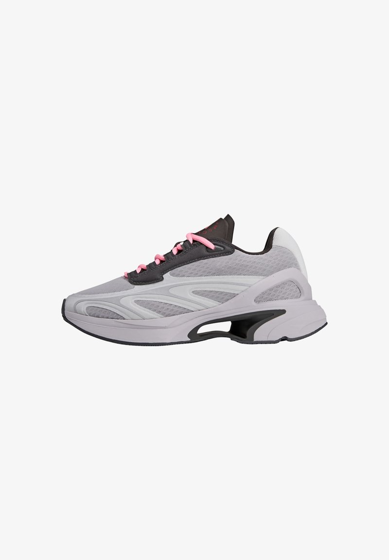 Szare i czarne buty sportowe z różowymi sznurowadłami, siateczkową cholewką i teksturowaną podeszwą. Posiadają wyraźnie wyprofilowane, amortyzowane pięty oraz charakterystyczne linie wzoru.