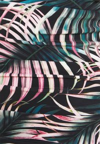 Stoff mit schwarzem Hintergrund und lebhaften, mehrfarbigen Palmenblattmustern in verschiedenen Schattierungen von Rosa, Grün und Blau, mit einer glatten Textur.