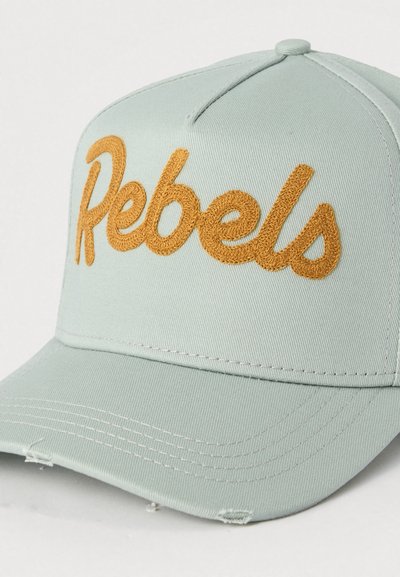 Casquette bleu clair avec une visière incurvée et le texte "Rebels" brodé en or à l'avant. Fabriquée en tissu texturé avec des surpiqûres contrastantes.