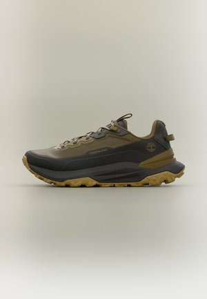 Χαμηλού τύπου αθλητικό παπούτσι Timberland σε καφέ και μαύρο με ανθεκτική καφέ σόλα, επάνω μέρος από δίχτυ και ταινία έλξης στη φτέρνα, εμφανιζόμενο από το πλάι.