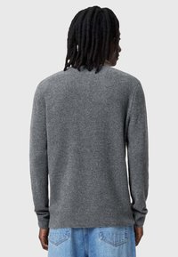 Grijze trui met een ronde hals, lange mouwen en geribbelde manchetten. Zachte textuur, casual pasvorm en een gladde, egale afwerking.