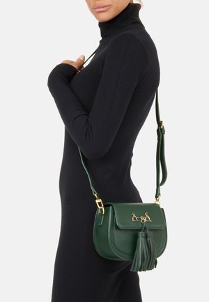 Borsa a tracolla verde in pelle con dettagli in oro, chiusura a patta e un dettaglio con frange. Forma compatta e strutturata con tracolla regolabile.