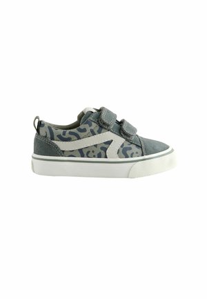 Grauer Canvas-Schuh mit einem grau-grünen Leopardenmuster, ausgestattet mit zwei Klettverschlüssen und einer weißen Gummisohle.