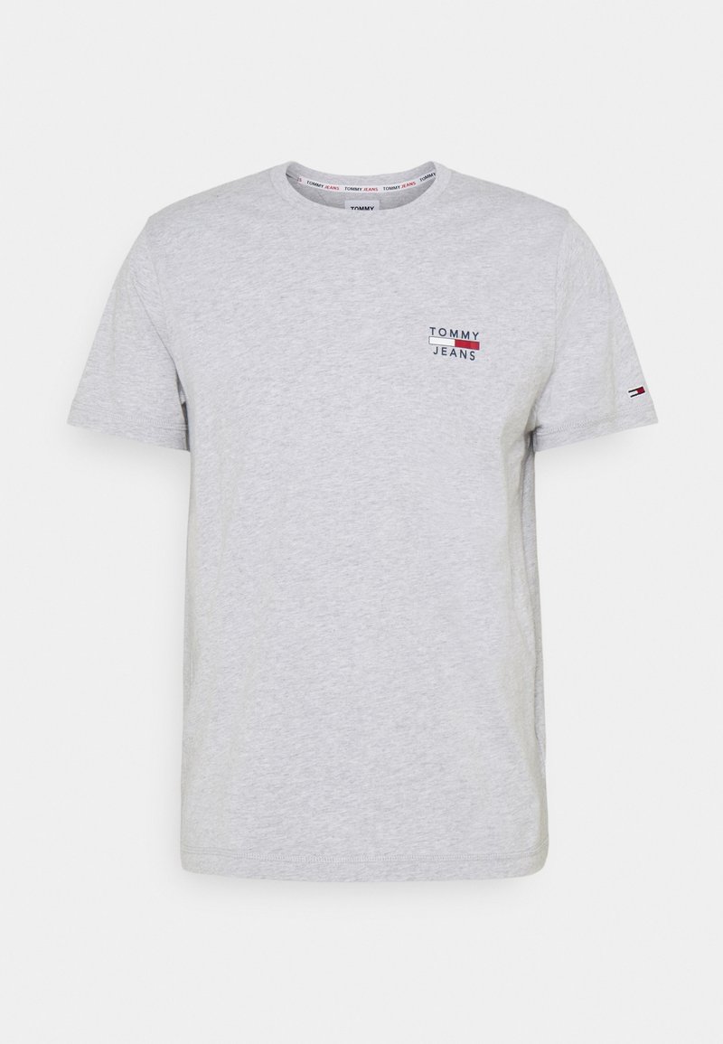 T-shirt grigio chiaro a maniche corte con collo tondo, con piccolo logo "Tommy Jeans" sul petto sinistro e emblema della bandiera sulla manica sinistra.