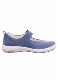 Scarpa di camoscio blu con punta arrotondata, fascia elastica e suola in gomma bianca. Presenta una tomaia texturizzata e un'anello di presa sul tallone.