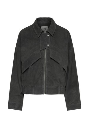 Veste en daim gris foncé avec grands rabats frontaux, fermeture éclair, patte de col à bouton pression, manches longues et taille élastiquée.