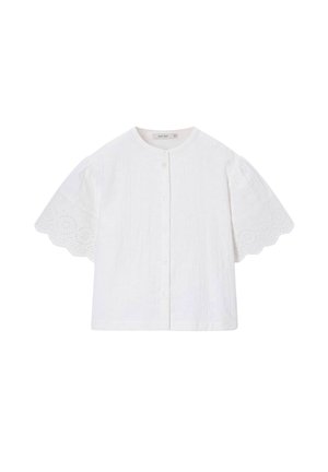 Witte korte mouw blouse met ronde hals, knopen aan de voorkant en gezoomde oogjesdetails op de mouwen.