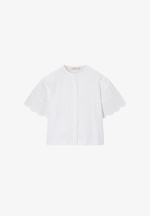 Blouse blanche à manches courtes avec col rond, boutons sur le devant et détails festonnés ajourés sur les manches.