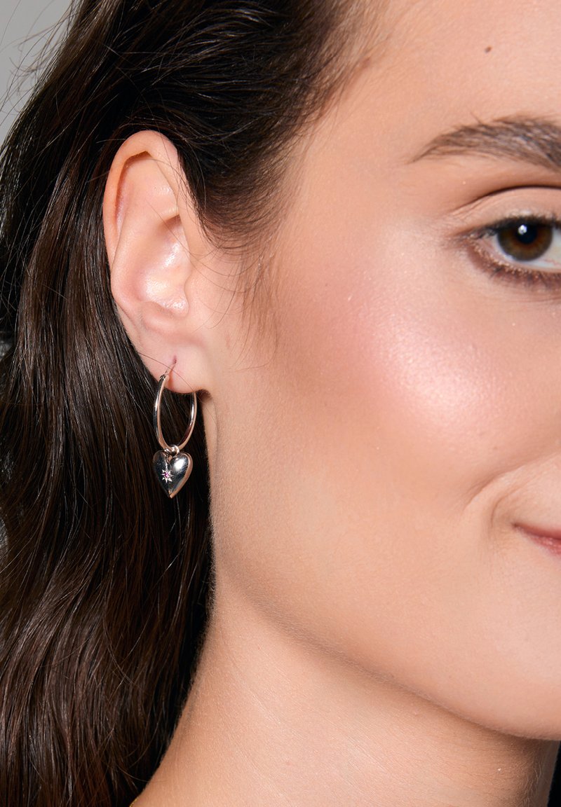 kolczyki kółka z srebrnym serduszkiem, z polerowanym wykończeniem i małym dekoracyjnym akcentem, zawieszone na standardowym kółku.