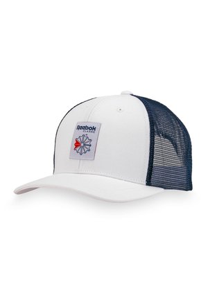 Casquette trucker en maille blanche et marine avec une visière courbée et un patch à l'avant arborant le logo Reebok Classic et un emblème étoile.