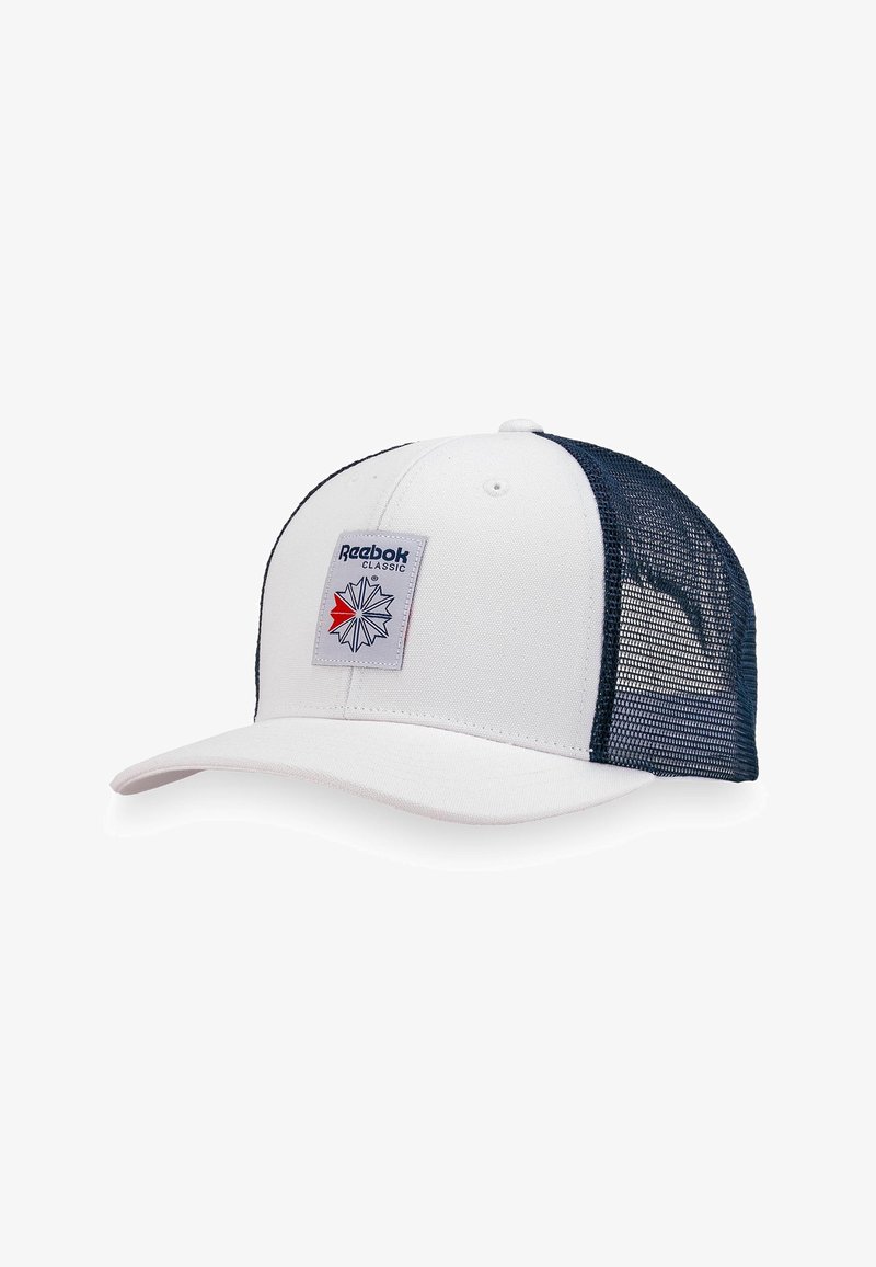 Casquette trucker en maille blanche et marine avec une visière courbée et un patch à l'avant arborant le logo Reebok Classic et un emblème étoile.