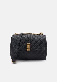 Czarna pikowana skórzana torebka z złotymi metalowymi elementami, z łańcuszkowym paskiem i tłoczonym logo na powierzchni.