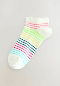 Gestreepte enkelsock in crème met roze, groen, blauwe en marineblauwe strepen. Heeft een gerimpelde boord en een gladde textuur.