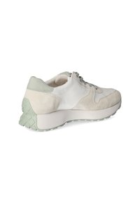 Sneaker con una combinazione di pelle bianca e parte superiore in suede crema. Presenta dettagli verde menta e una suola in gomma testurizzata. Lacci rotondi.