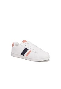 Zapatillas blancas con una textura suave, que presentan rayas horizontales en rosa y azul marino y un suave acento en el talón de color rosa. Diseño con cordones.