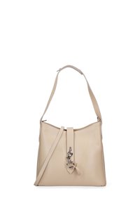 Borsa a spalla in pelle beige con una texture liscia, manico superiore, tracolla rimovibile e un accento decorativo in metallo argentato.