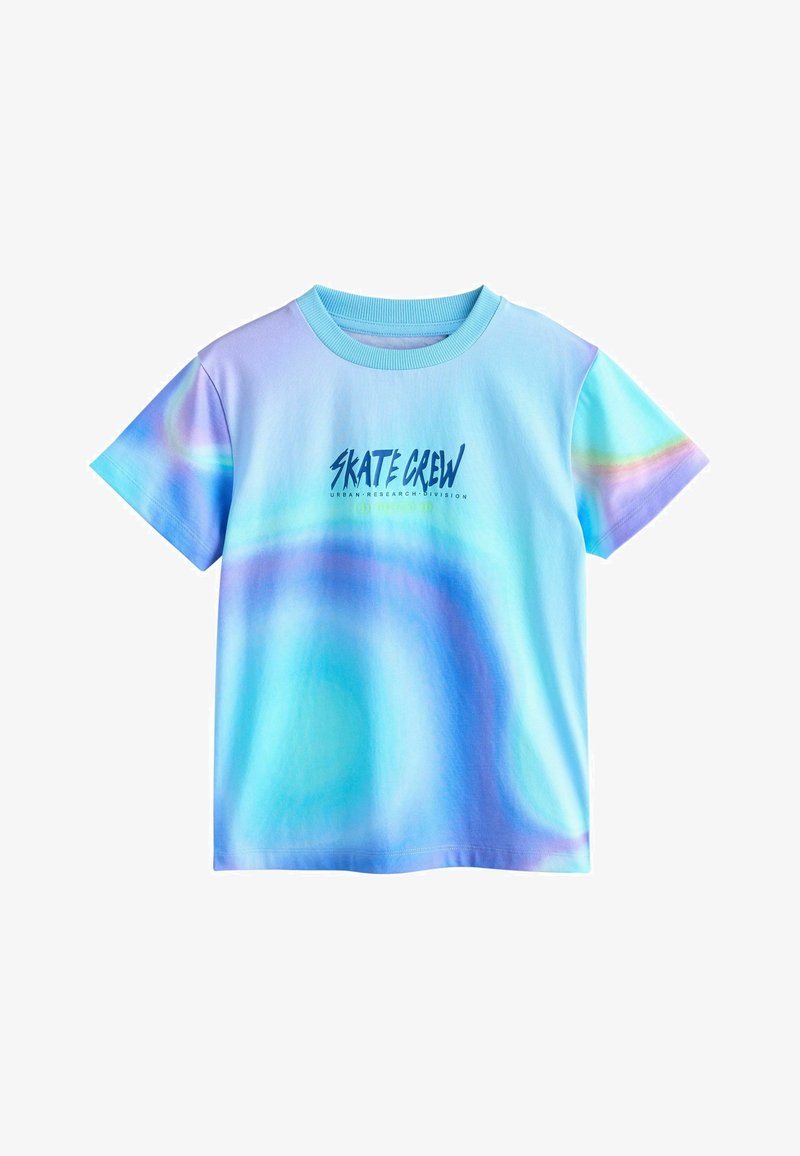 T-shirt à manches courtes bleu et violet effet tie-dye avec col rond côtelé et l'inscription "SKATE CREW" imprimée en bleu foncé sur la poitrine.