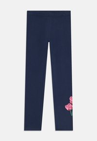 Marineblaue Leggings mit einem kleinen rosa Rosengrafik am unteren rechten Bein, flach auf einem weißen Hintergrund ausgelegt.