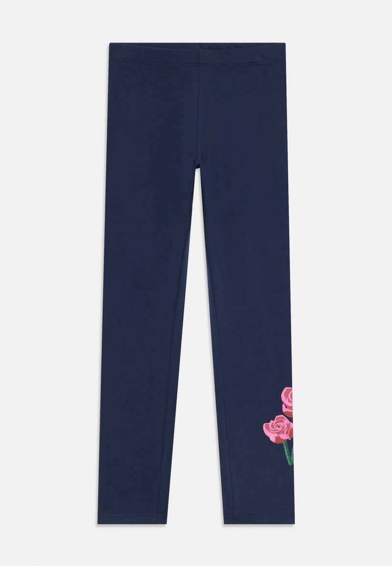 Marineblaue Leggings mit einem kleinen rosa Rosengrafik am unteren rechten Bein, flach auf einem weißen Hintergrund ausgelegt.