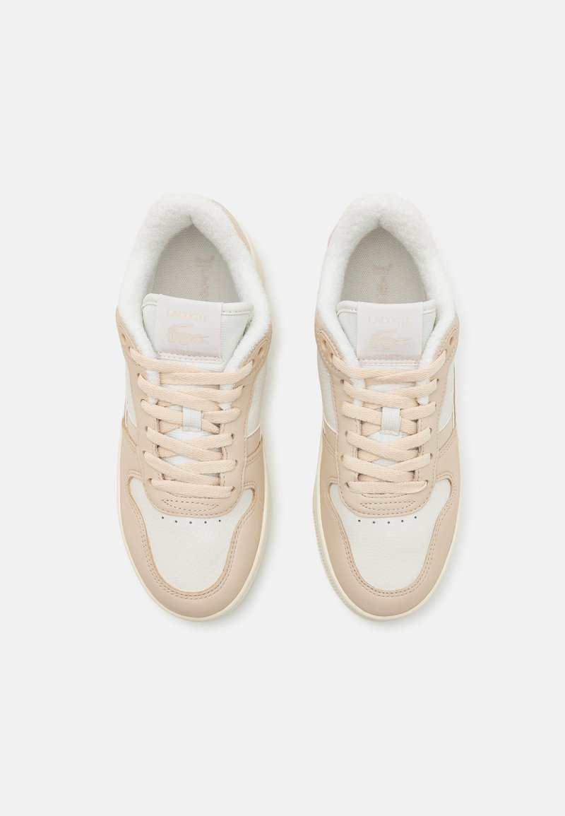 Baskets Lacoste avec une tige en cuir blanc et des accents beiges, bout rond, lacets plats et doublure intérieure douce.